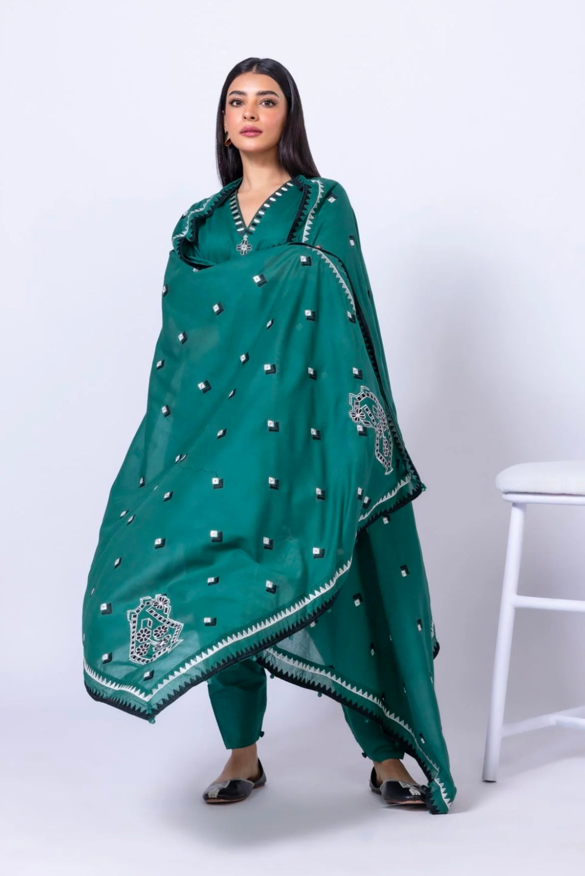 Embroidered | Slub Lawn
Dupatta