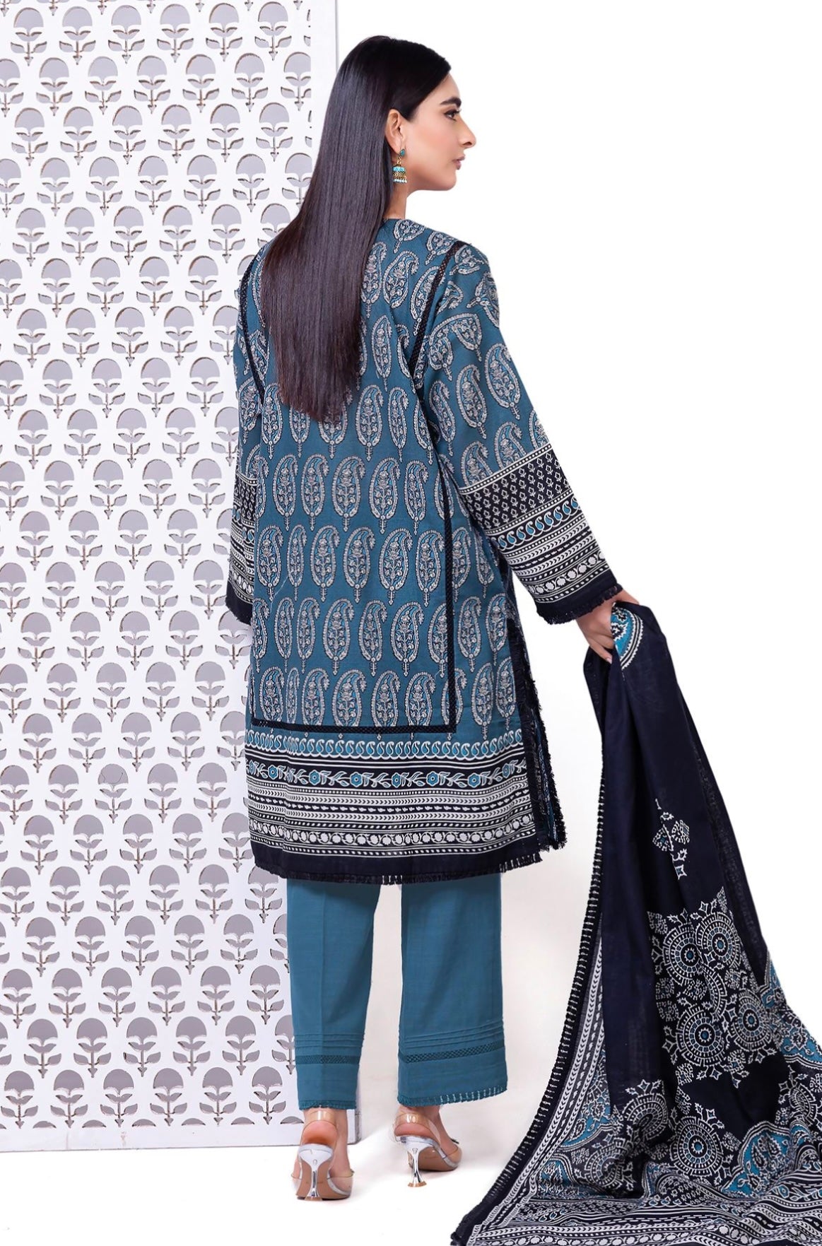 Printed | Light Khaddar
Tailored 3 Piece