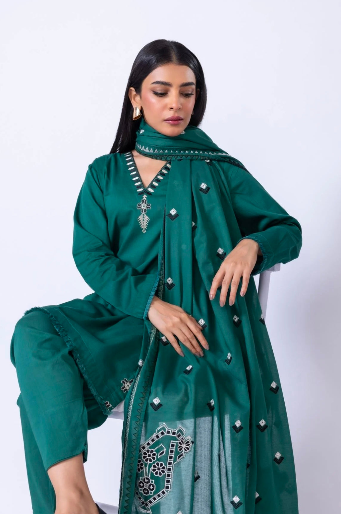 Embroidered | Slub Lawn
Dupatta