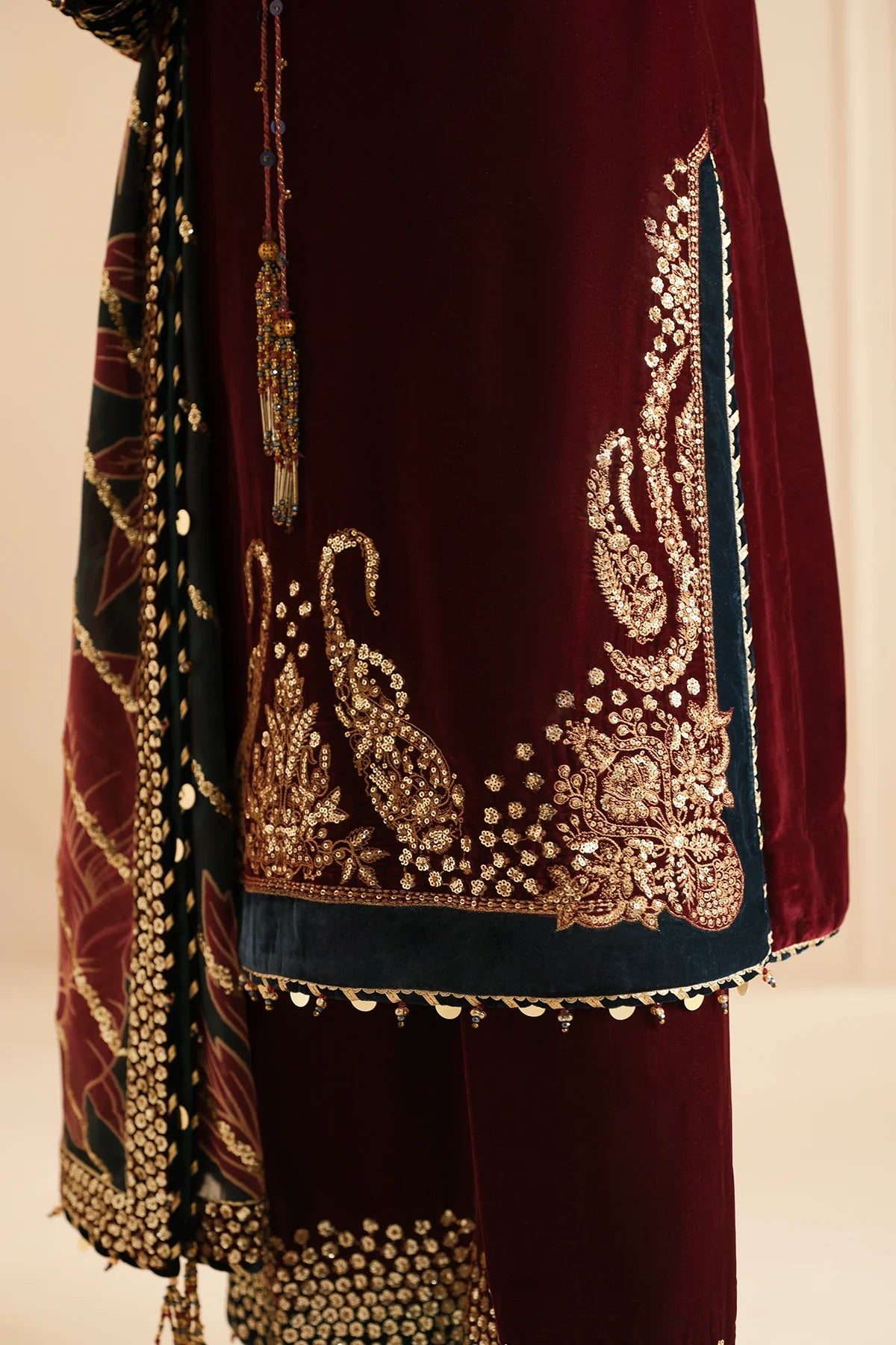 VELVET
EMBROIDERED VELVET FORMAL VF-2038