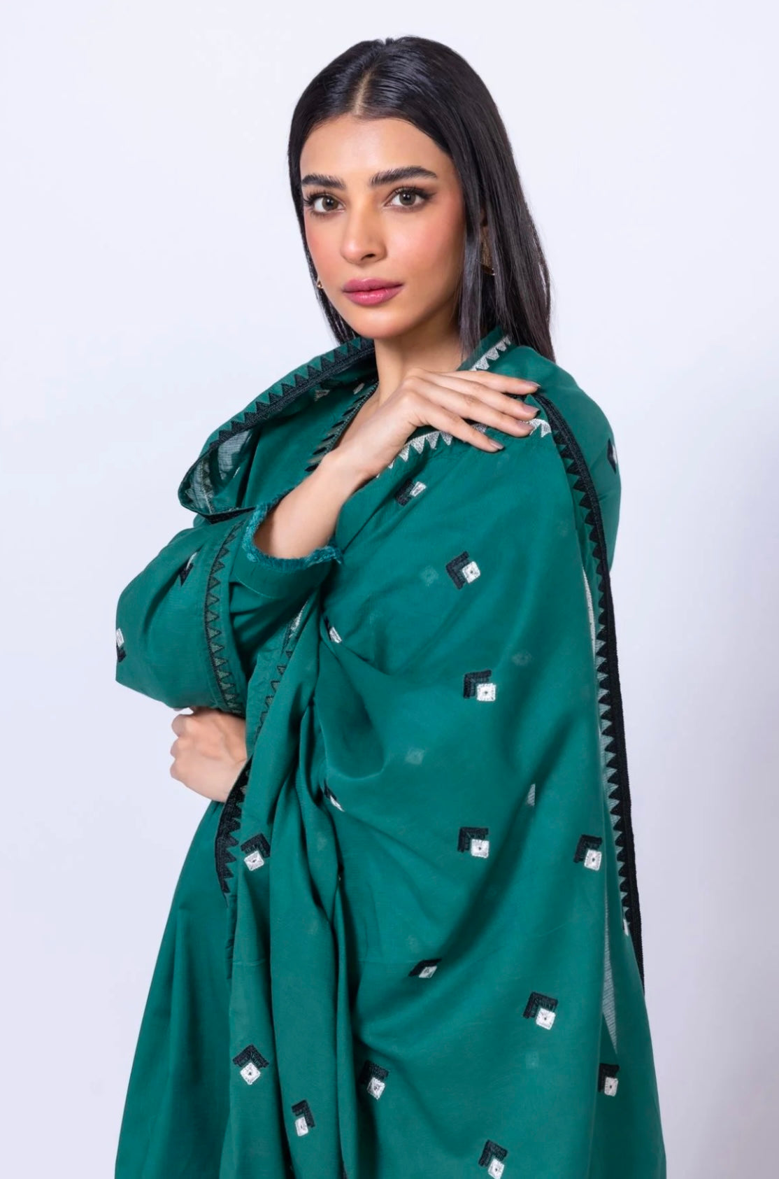 Embroidered | Slub Lawn
Dupatta