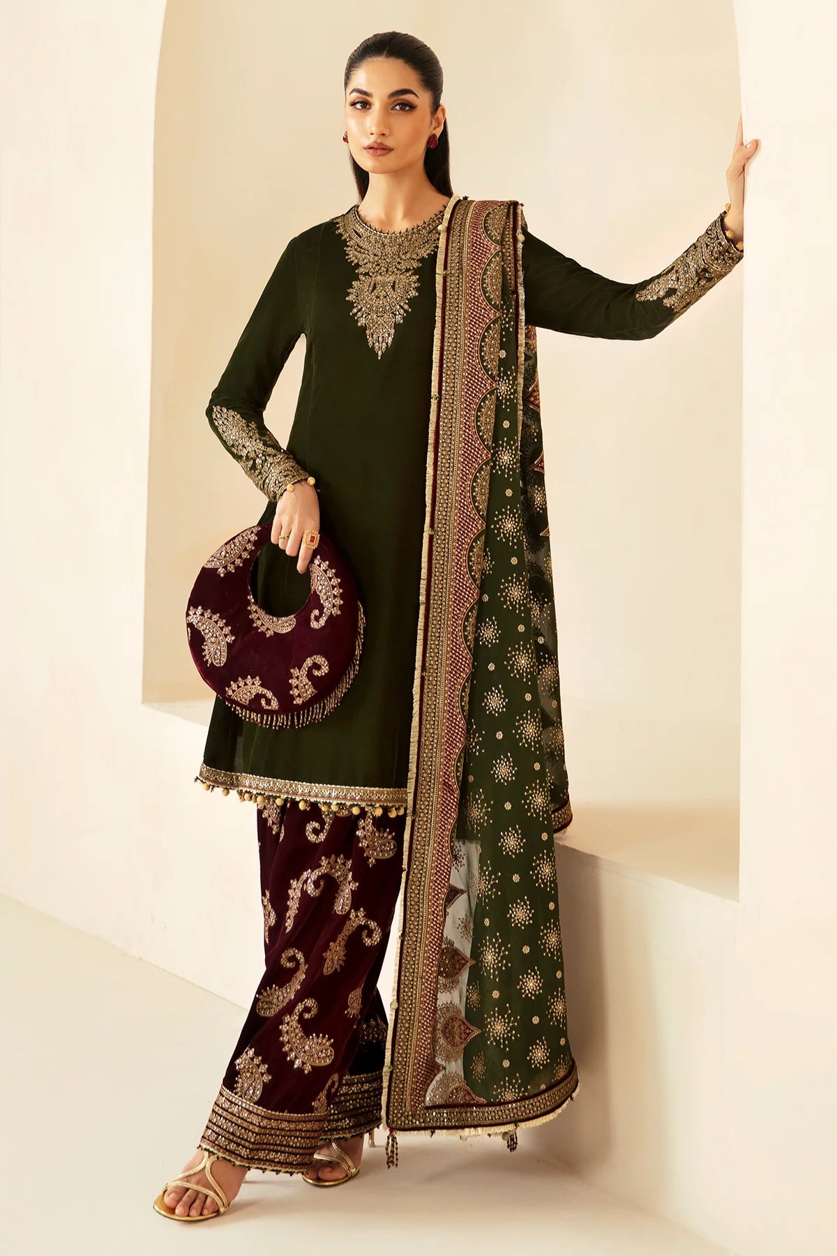 VELVET
EMBROIDERED VELVET FORMAL VF-2029
3 PIECES