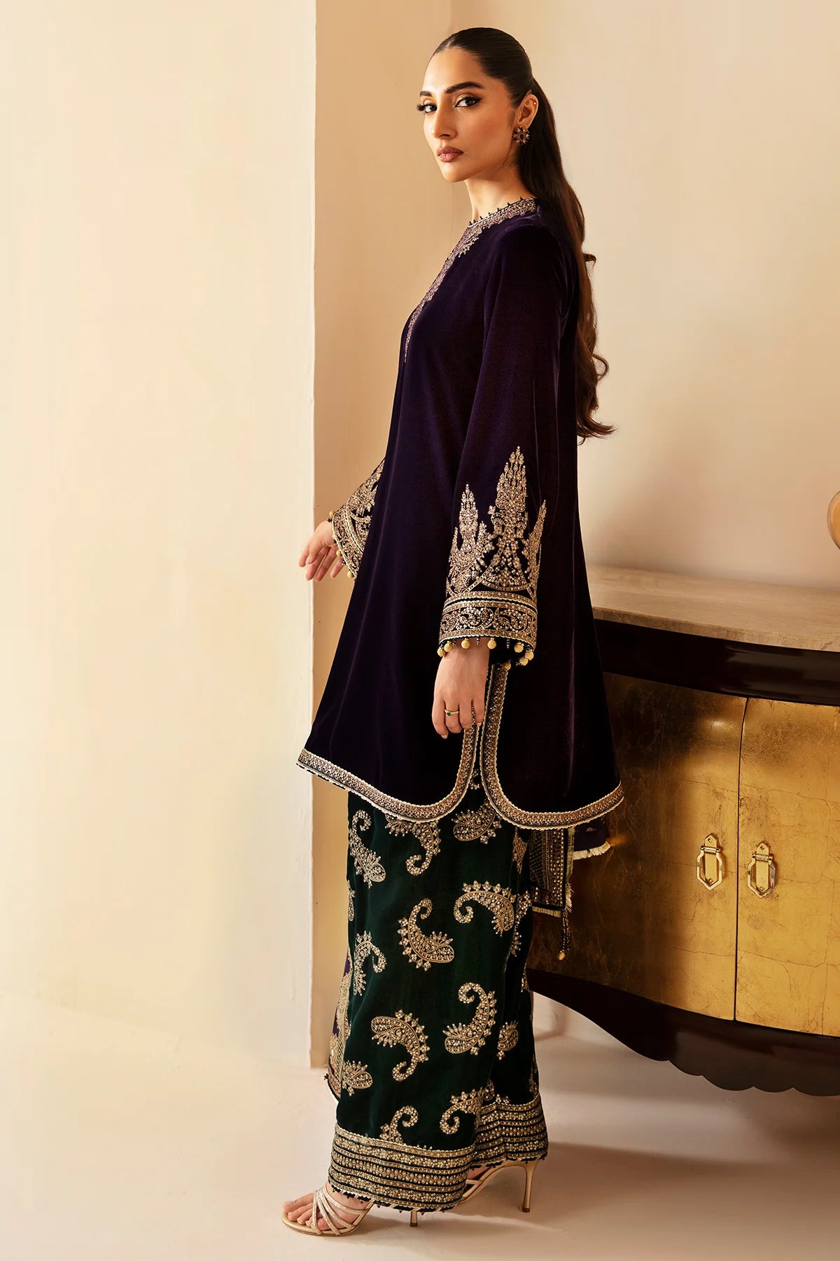 VELVET
EMBROIDERED VELVET FORMAL VF-2030
3 PIECES