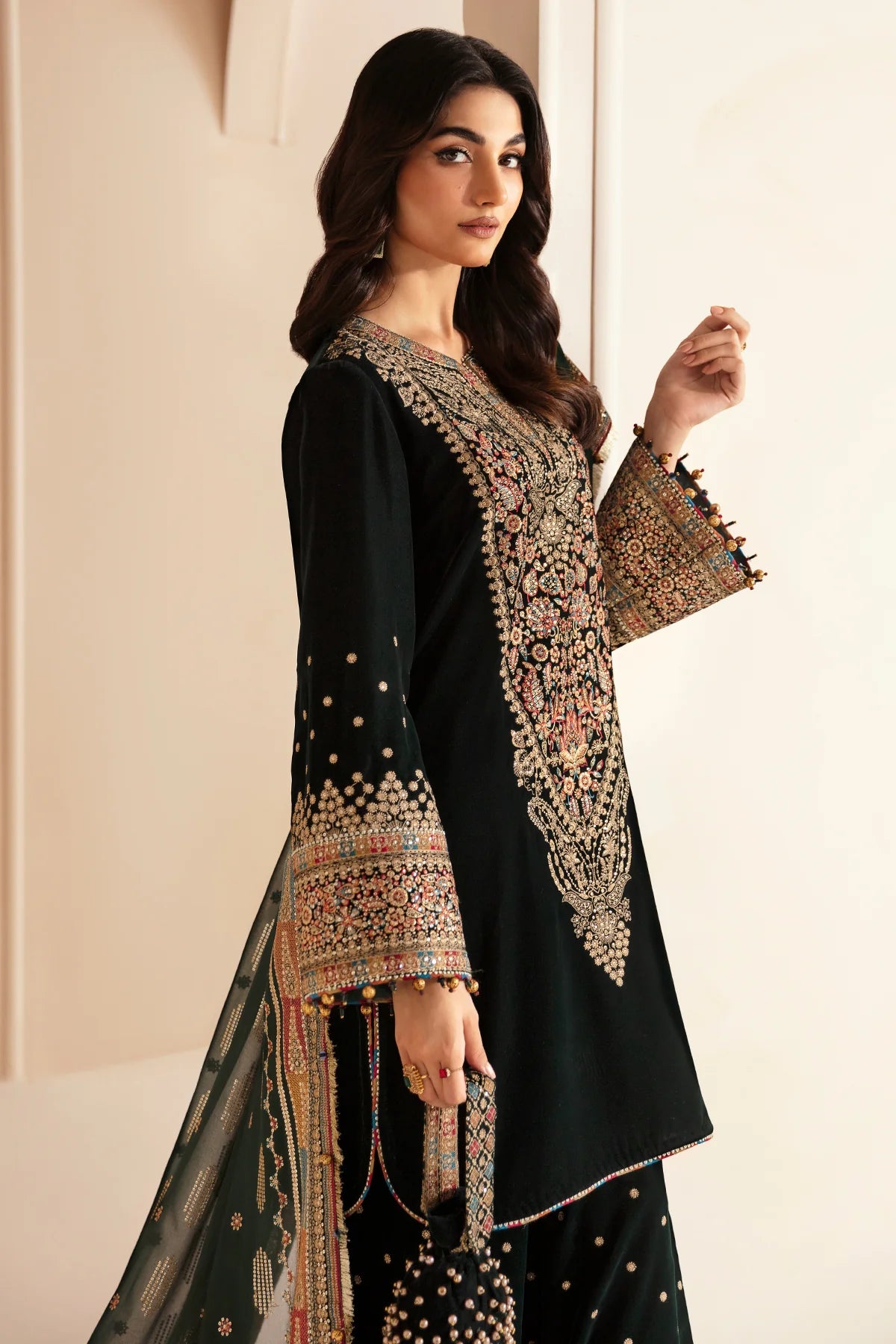 VELVET
EMBROIDERED VELVET FORMAL VF-2025
3 PIECES