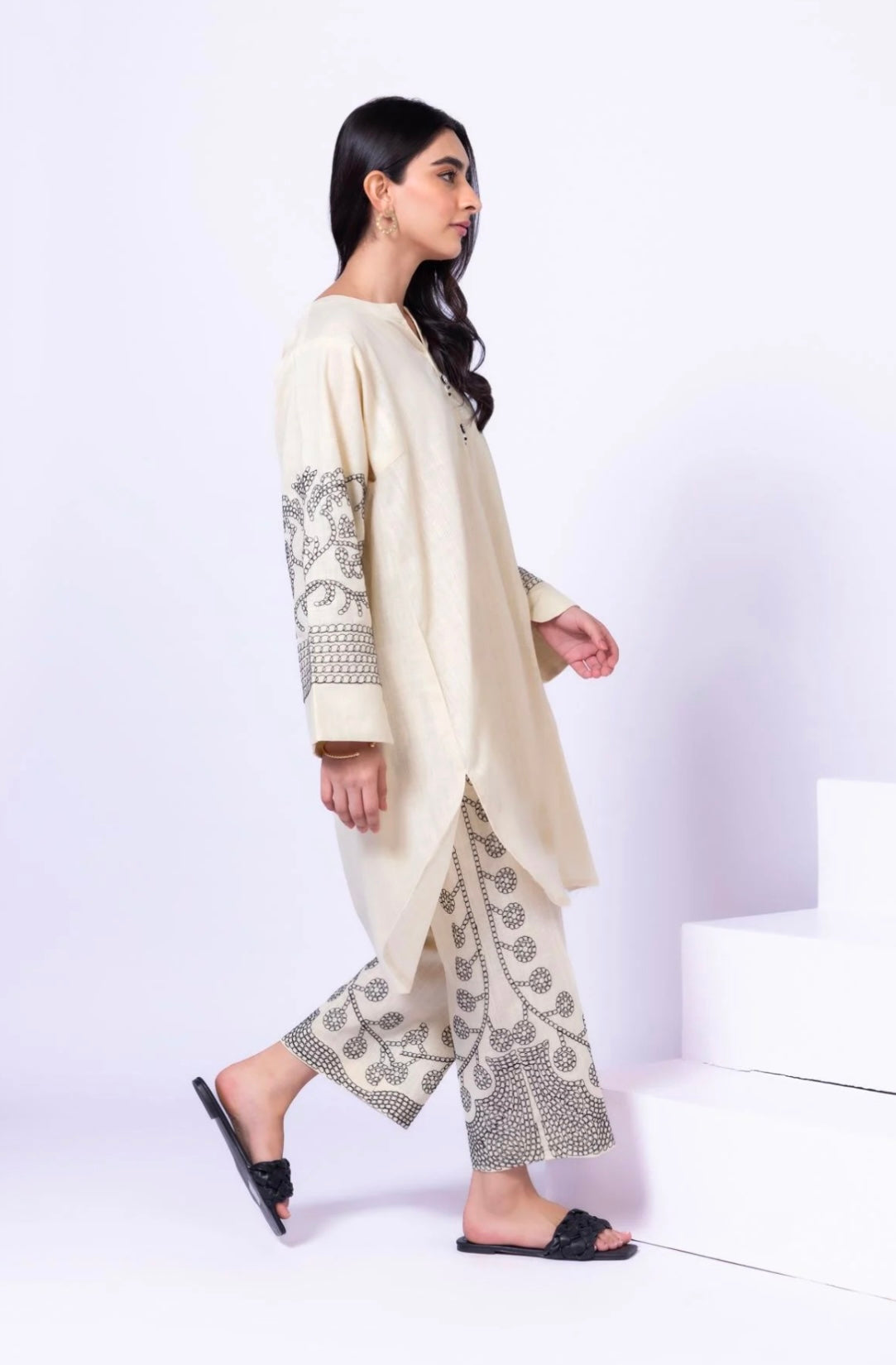 Embroidered | Crosshatch
Kurta