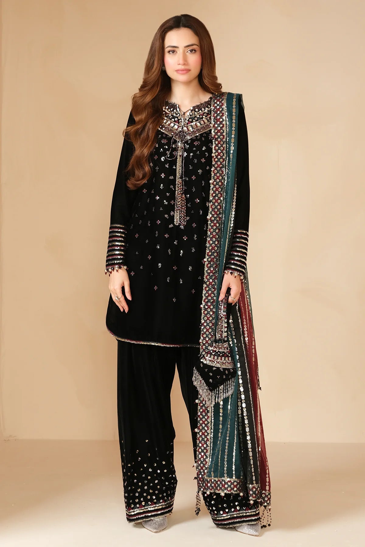 VELVET
EMBROIDERED VELVET FORMAL VF-2037
3 PIECES