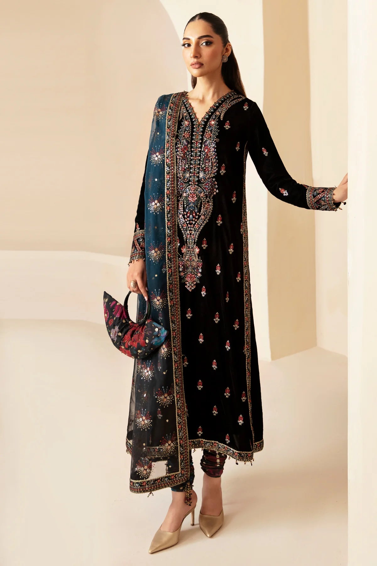 VELVET
EMBROIDERED VELVET FORMAL VF-2028
