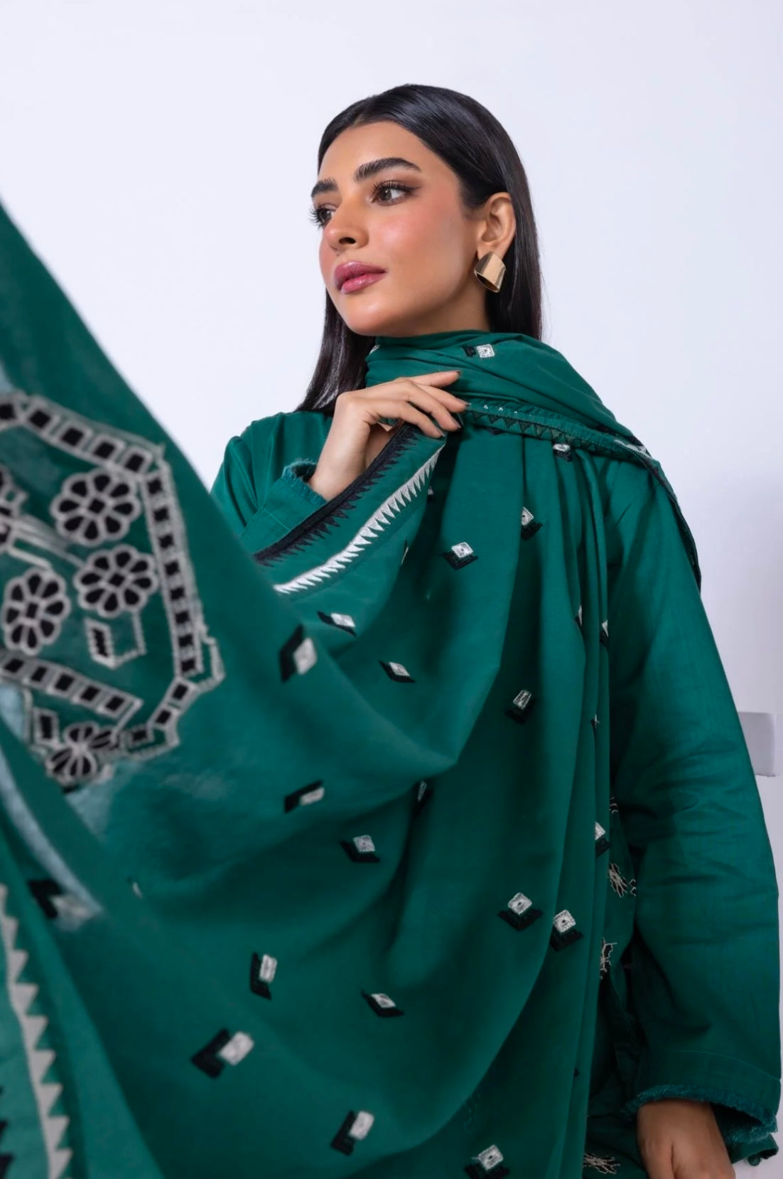 Embroidered | Slub Lawn
Dupatta