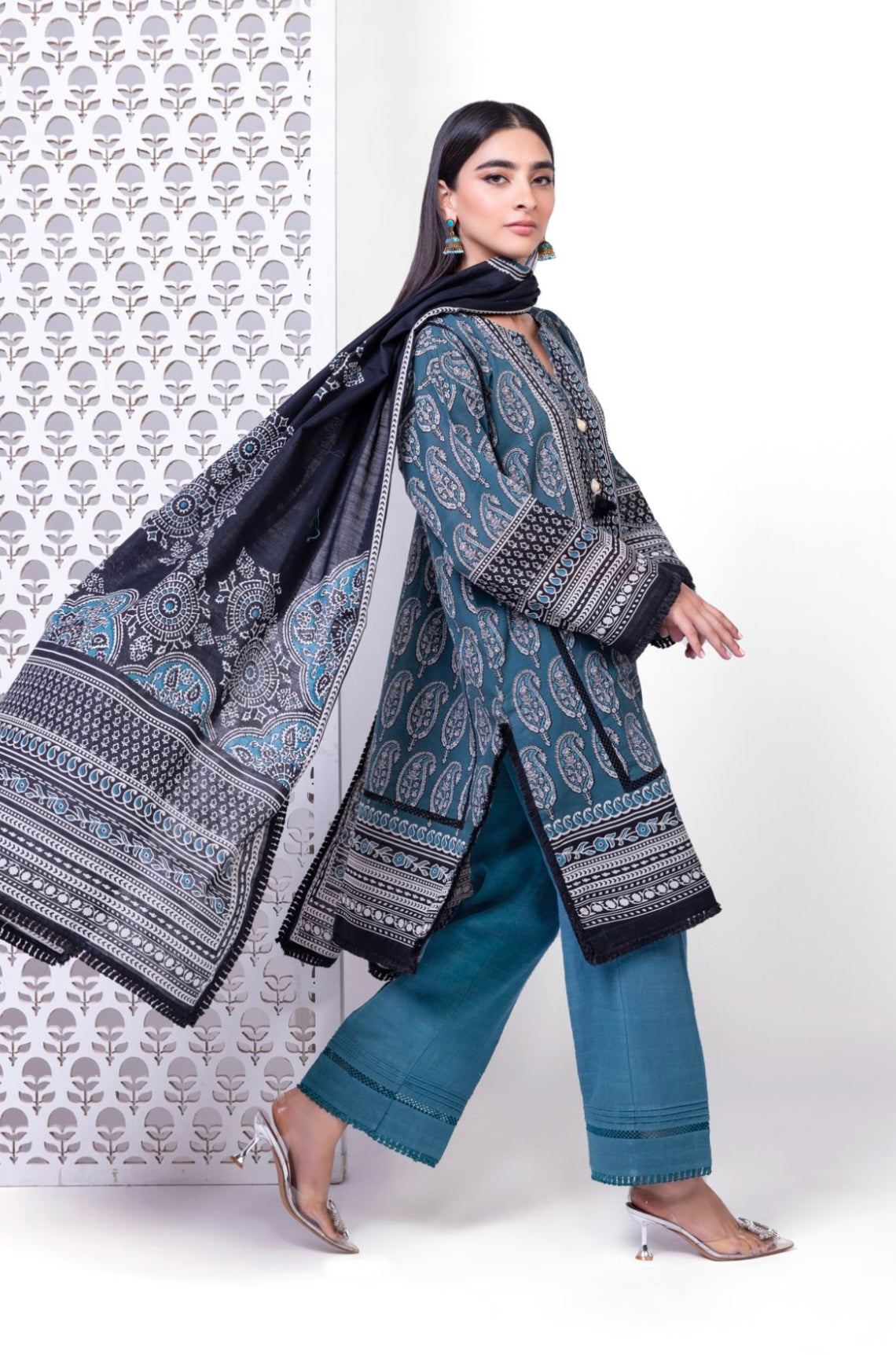 Printed | Light Khaddar
Tailored 3 Piece