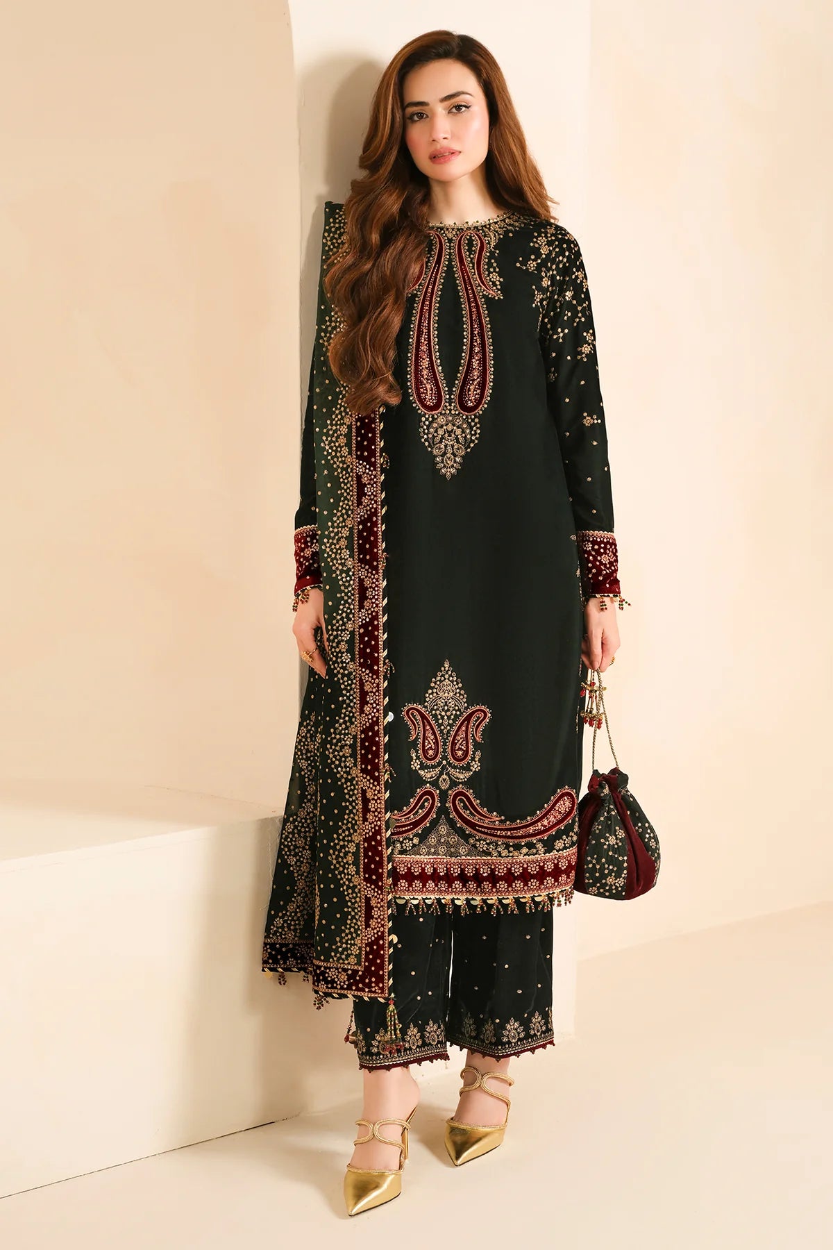 VELVET
EMBROIDERED VELVET FORMAL VF-2034
3 PIECES