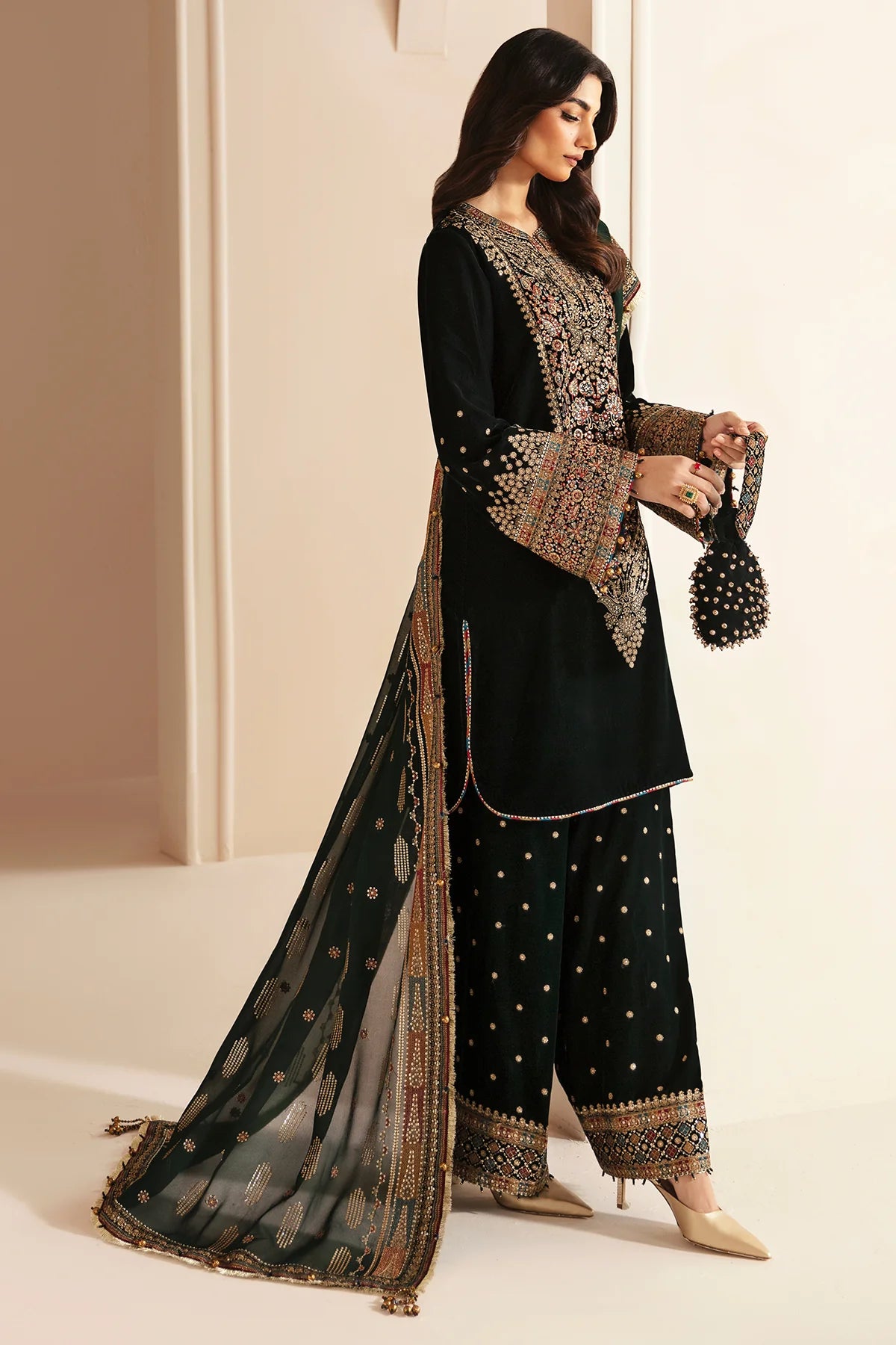 VELVET
EMBROIDERED VELVET FORMAL VF-2025
3 PIECES