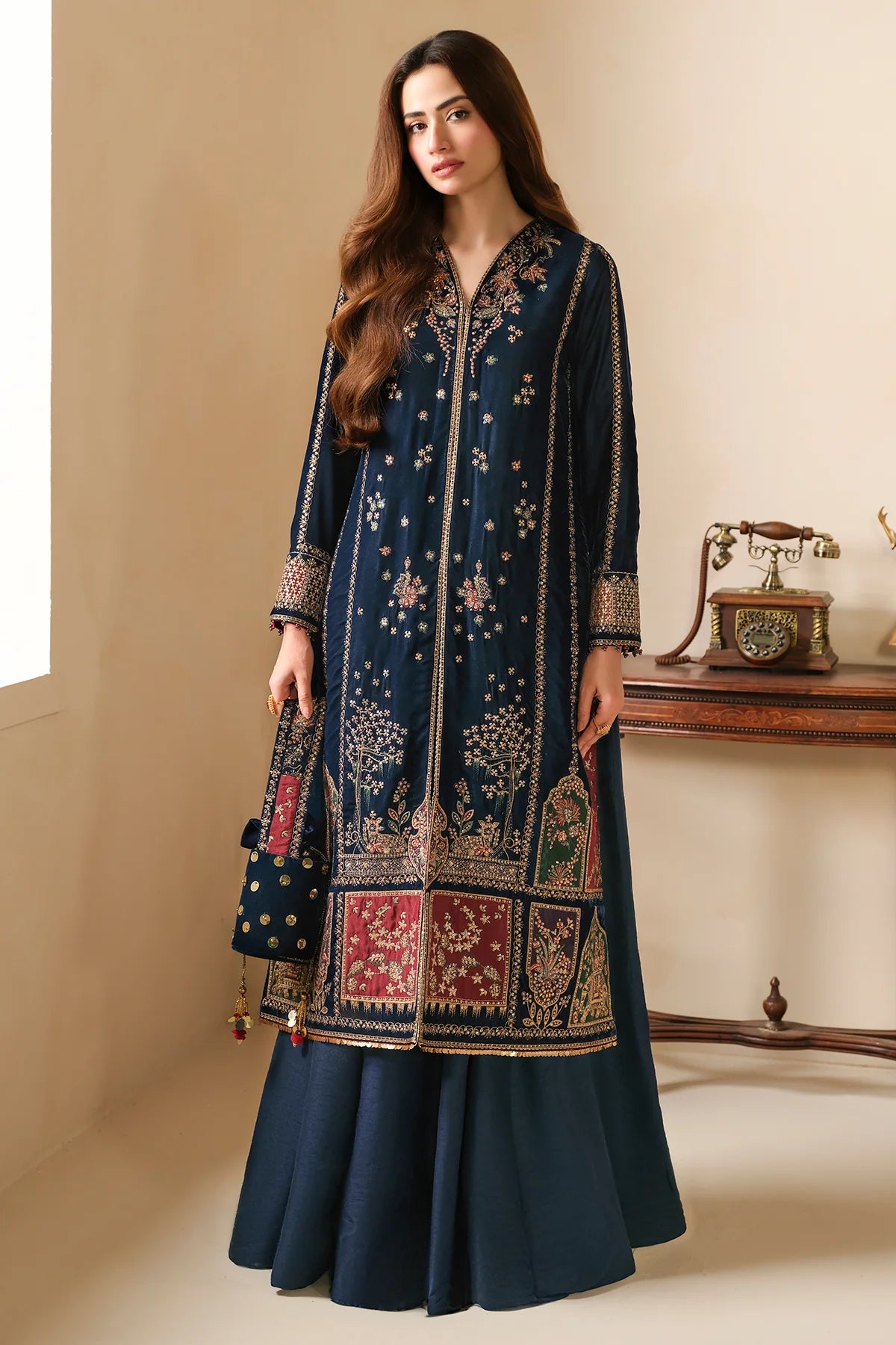 VELVET
EMBROIDERED VELVET FORMAL VF-2035
2 PIECES